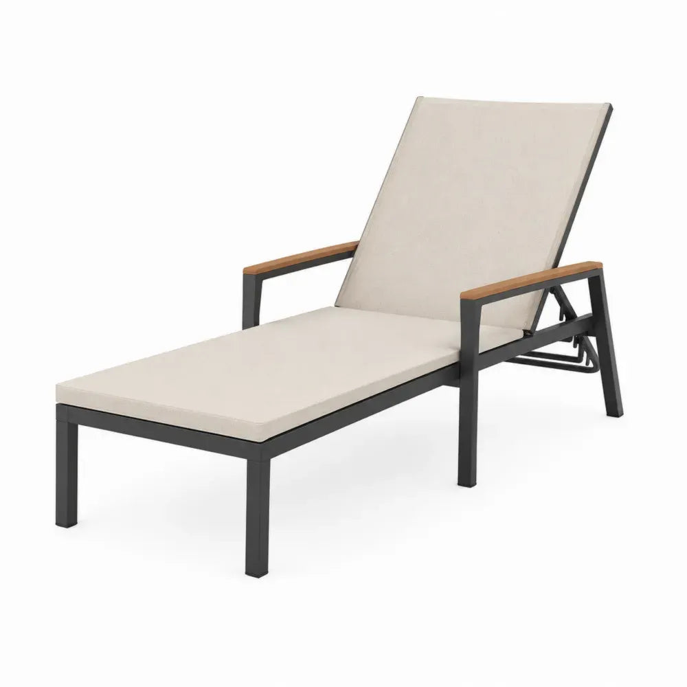 Tumbona de exterior reclinable con estructura de acero negro cojín de poliéster beige reposabrazos de madera 200 x 80 x 70 cm