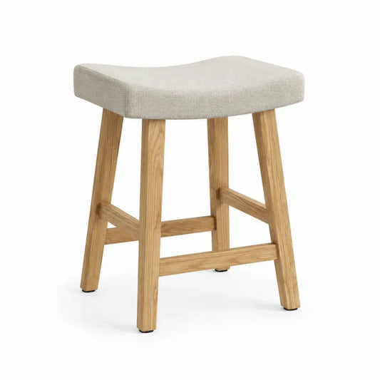 Taburete bajo con asiento rectangular tapizado en poliéster beige y estructura de madera maciza de roble natural 40 x 30 x 45 cm